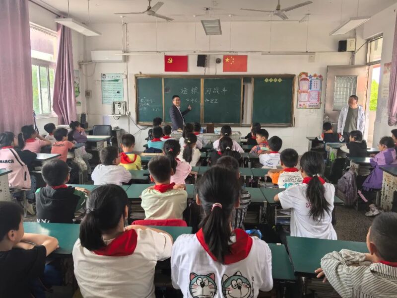 许宏卫走进课堂向学生宣讲红色故事.jpg