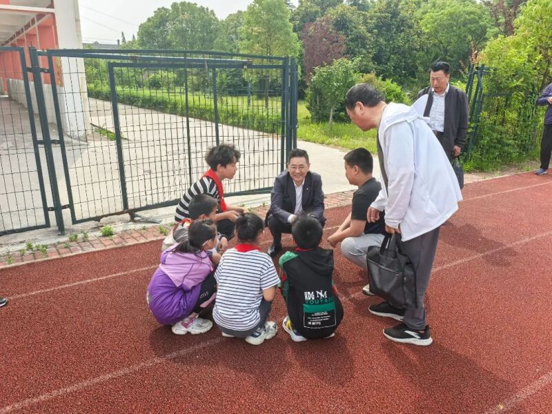 许宏卫结对帮扶5名贫困家庭学生，到校交流学习生活情况。.jpg