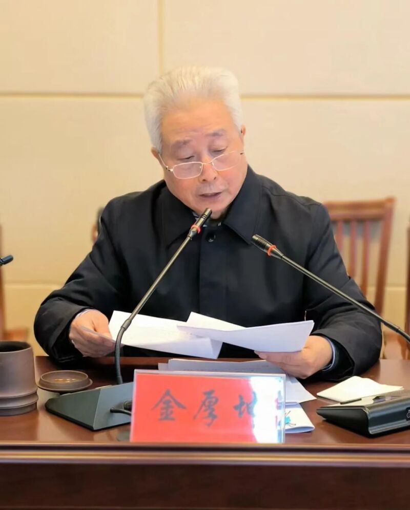 常务副主任金厚坤为获奖代表颁奖之后,总结回顾全年工作,提出了新年